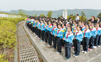 4月4日,四川通江县小学生在川陕革命根据地红军烈士陵园缅怀英烈.