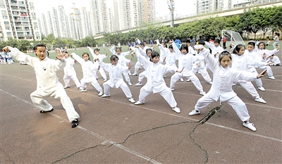 鲁能巴蜀小学，学生们在体育选修课上练起了太极拳。重庆晨报记者 许恢毅 摄