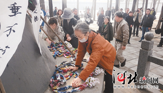 日本友人向“北疃惨案”遇难者献上千纸鹤。王思达摄