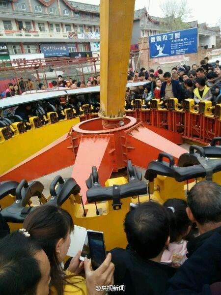 大批游客围观。
