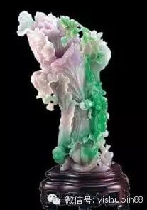 牡丹：翡翠上带有牡丹的图案，寓意富贵。如果牡丹与瓶子在一起表示富贵平安。