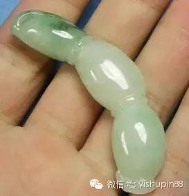 菱角：翡翠上带有菱角的图案，寓意伶俐，如果菱角和葱在一起表示聪明伶俐。