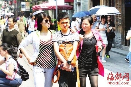 虽然是第一次见面，但小恒和姐姐（左）很快熟络起来