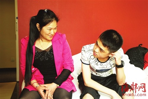 13年后第一次相见，在大家的鼓励下，害羞的小恒仍没叫出一声“妈妈”，这让涂方梅有些尴尬