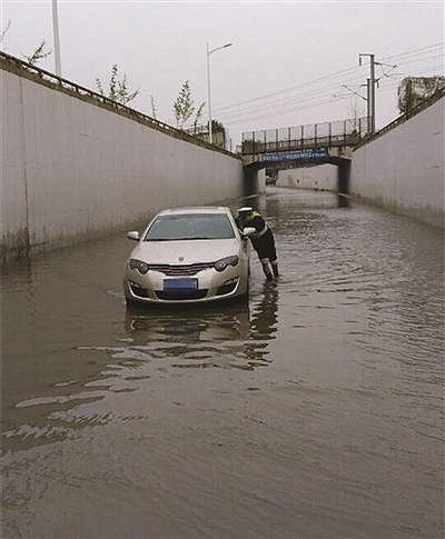 轿车雨中闯入涵洞抛锚|交警|郭一鹏_凤凰资讯