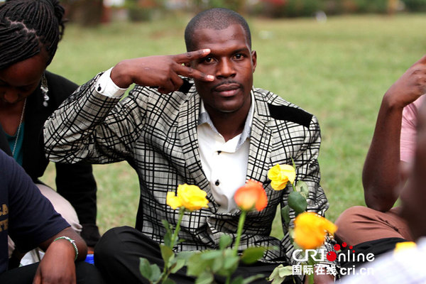 一名悼念者摆手势告慰恐怖袭击遇难者