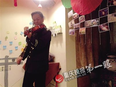 60岁保安自学成才 免费教大学生拉小提琴(图)|