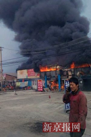 4月11日上午9时许，亦庄桥北西侧数家汽修门店着火。目击者供图