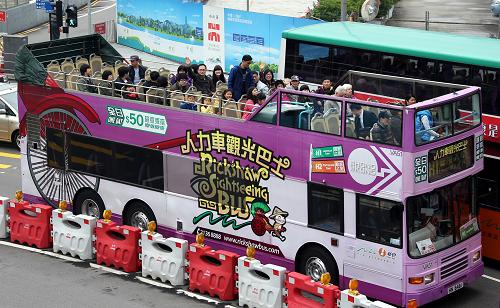 一些内地游客在香港中环乘坐观光巴士游览。新华社记者 李鹏 摄