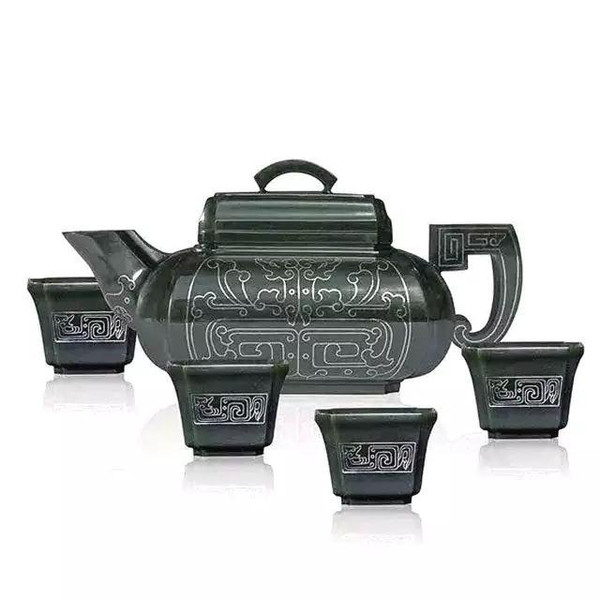 31.青玉错银夔龙纹茶具，青玉质，色泽厚重均一，切温润有加。