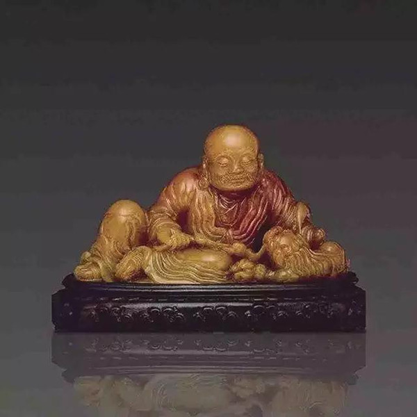 　　5.卧罗汉戏狮 寿山石