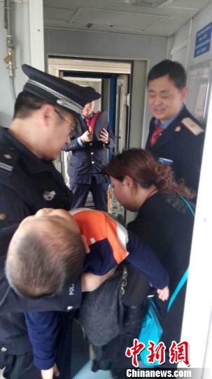 火车上儿童突发抽搐 铁警伸援手抢救患病儿童