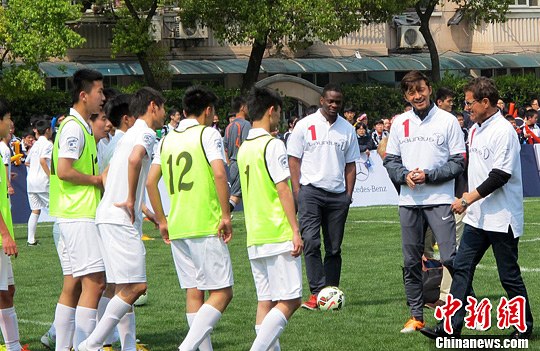 世界足球巨星点拨上海中学生踢球|球星|足球