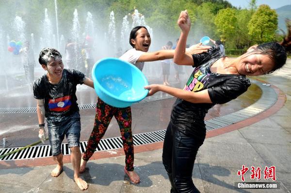 老挝留学生四川欢庆泼水节激情泼水浑身湿透