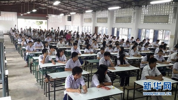 清迈府热水塘村华文学校一新中学的学生们在上课。新华网发　李颖　摄