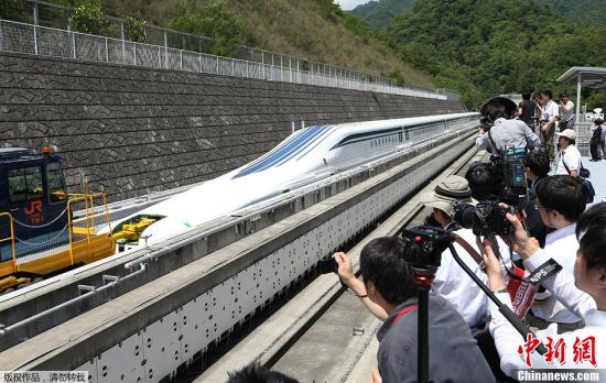 资料图:日本最新型磁悬浮新干线列车“L0型”在甲府向媒体公开,这种新型列车的商业行驶速度为每小时500公里。