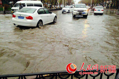 乌鲁木齐大雨侵城 多路段积水马路变"河"道(组图)