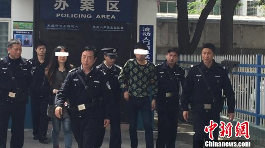 图为季某被警方带回办案区。　吴奇勇　摄