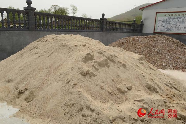 鲁山花瓷的三样基本原料：铝石、白土（粘土的一种）和钾长石