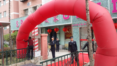 城管启动应对大风预案 检查工地扬尘与广告牌