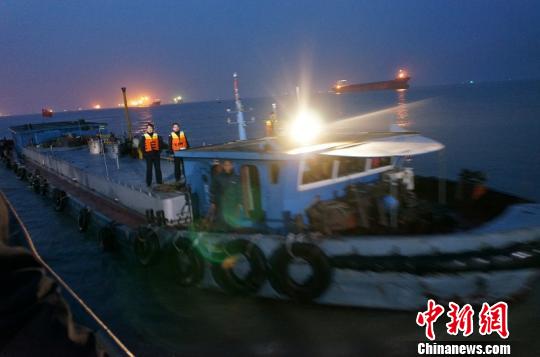 南京海关破获“45.07”走私成品油大案　陈银健　摄