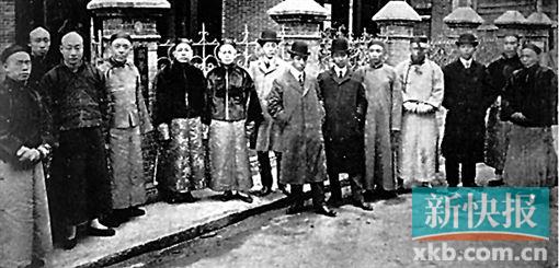 ■黄宾虹的广东友人黄节(右三)和邓实(右四)(1906年藏书楼开楼时摄)