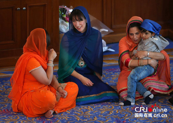 卡梅伦夫妇“裹头”庆祝锡克教节日 为选举造势(组图)