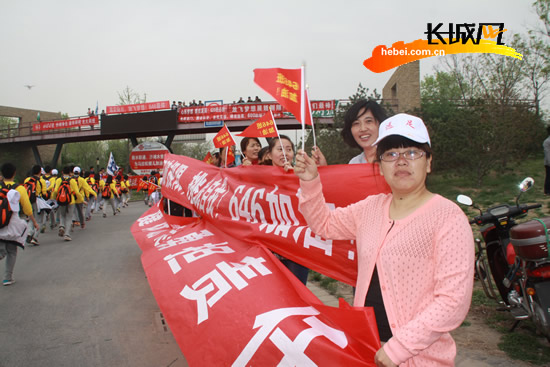 学生家长为衡中学子加油助威。胡竞文 摄