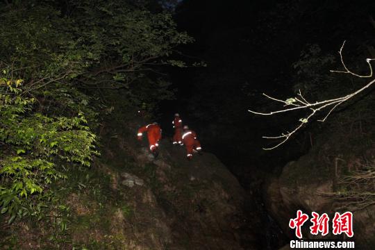 广西桂林5名“驴友”被困深山16小时后获救