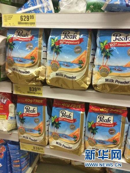 在超市中售卖的尼日利亚民族品牌奶粉匹克(Peak)非常畅销　新华网发　杨旸摄