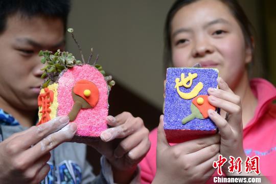 图为特教学生展示加入“世乒赛”元素的多肉盆栽。 王思哲 摄