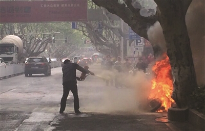 燃油助力车突然起火 公交司机下车带头扑救|灭