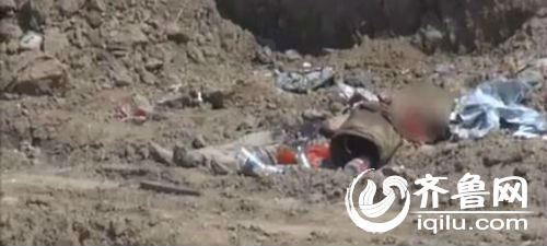死者衣服破烂，已和黄土混为一体。（视频截图）