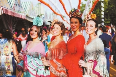 21日,在西班牙塞维利亚,几名女子参加"四月节"集市.