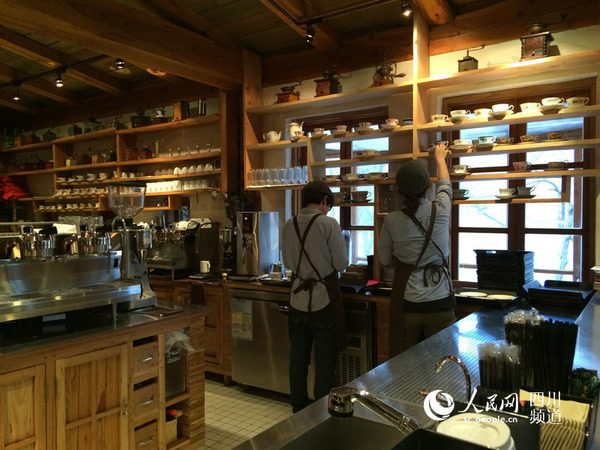 咖啡師們正在準備製作咖啡