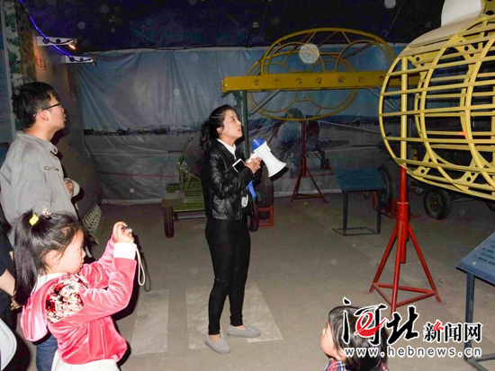 博物馆工作人员正在认真地讲解航天设备