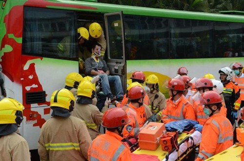 旅游巴士伤者被送往医院。（香港《星岛日报》）