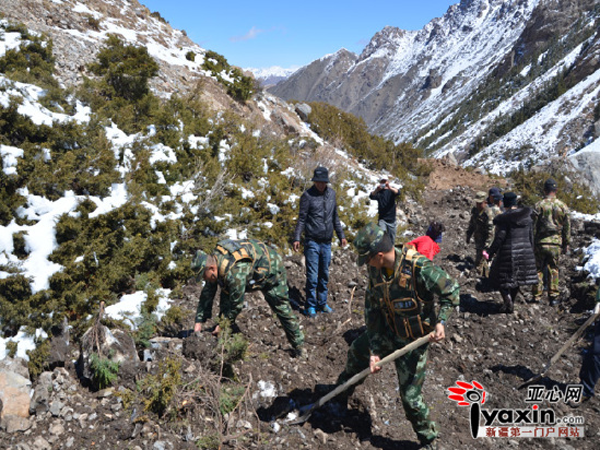 武警克州边防吉根边防派出所联合“三民”工作组为辖区群众修建“便民路”。