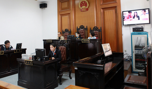 温州:美国法院寄来离婚判决书 中国法院视频连