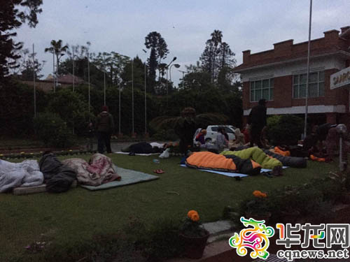 受灾民众正在空地上休息。记者范云梦摄