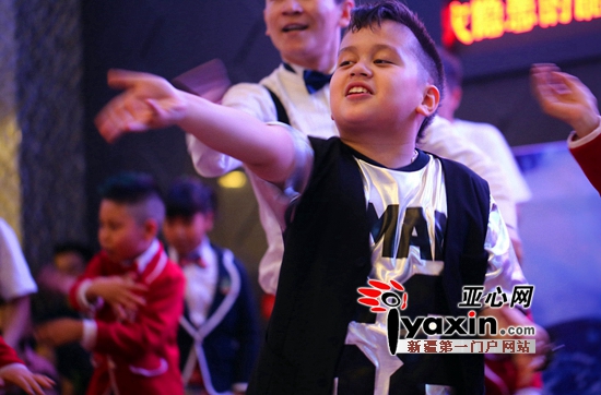 图为乌鲁木齐追梦者文化传播公司的会员表演节目。亚心网记者 秦梅花 摄