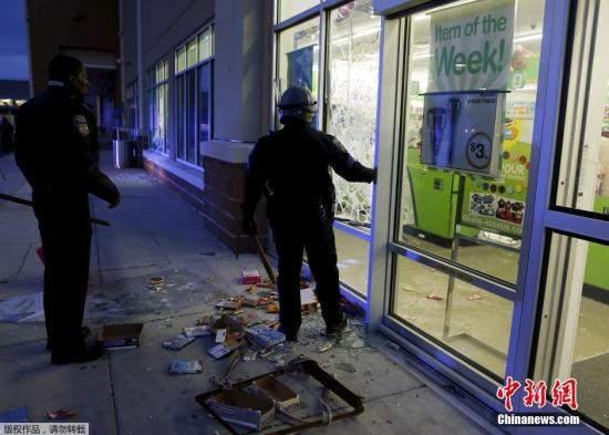 美国巴尔的摩爆发骚乱，图为被打砸的商店。