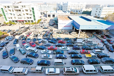 2014年1月，浙江义乌，众多车辆排队进行车检。