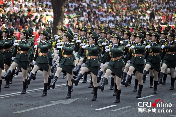 越南举行阅兵游行 女兵方队亮眼|越南|女兵