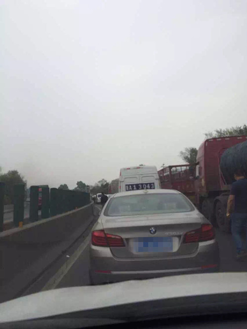 山西太旧高速旧街出口附近多车连环相撞|相撞