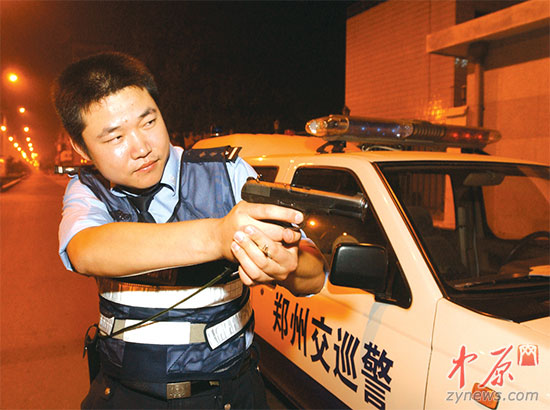 2005年，曹伟在打击“双抢”的演习中持枪把守路口。 记者 王梓 图