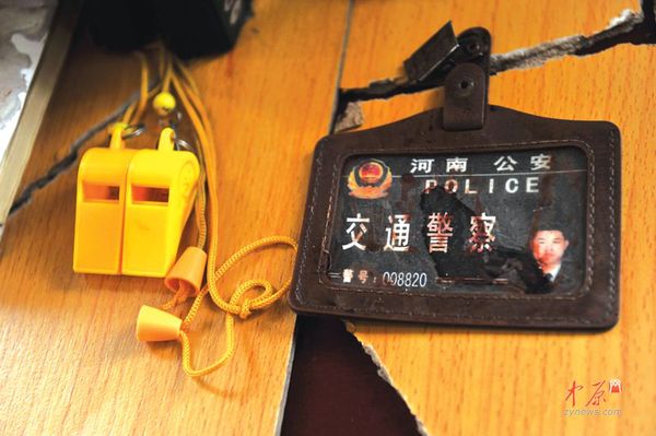 曹伟的胸卡上,还沾染着他的鲜血