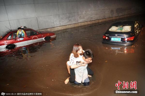 广州大暴雨来袭 行人弃车趟水前行|小轿车|路口