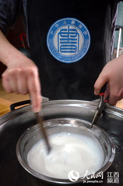 修复古籍的浆糊是用提炼后的面粉加热制作的