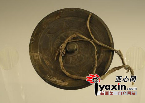 出土于民丰县尼雅夫妻合葬墓的“君宜高官”铜镜。图/自治区博物馆提供